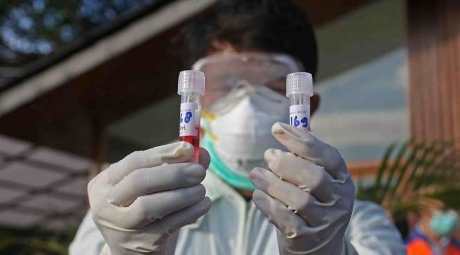 Ratusan Penumpang KRL Tes Swab Covid-19 di Stasiun Bekasi