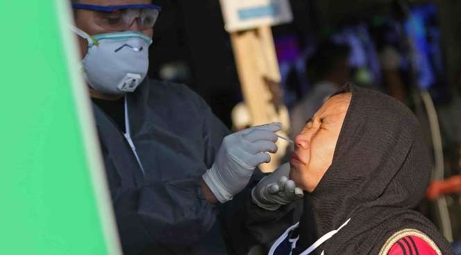 Ratusan Penumpang KRL Tes Swab Covid-19 di Stasiun Bekasi