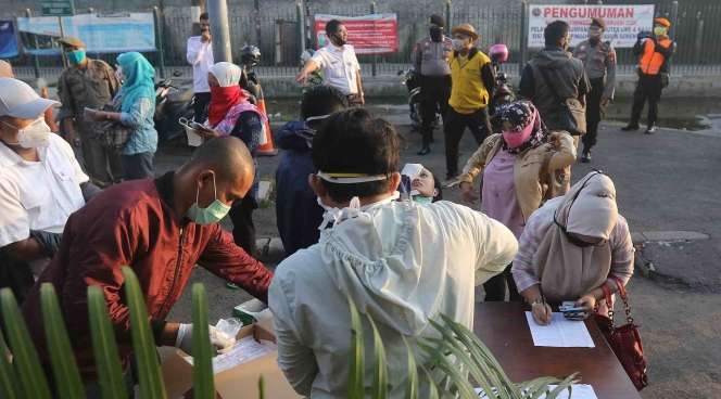 Ratusan Penumpang KRL Tes Swab Covid-19 di Stasiun Bekasi