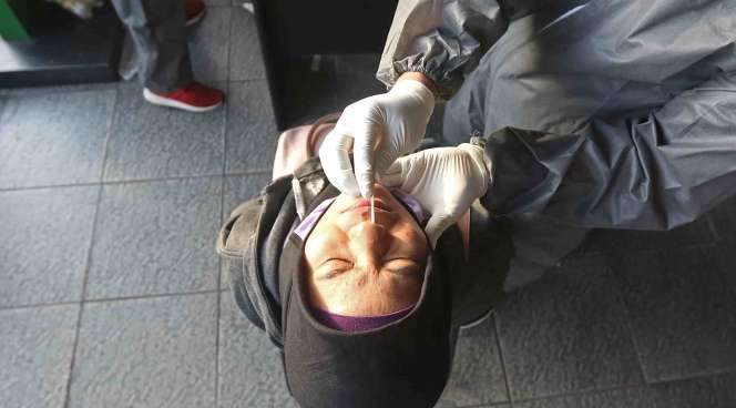 Ratusan Penumpang KRL Tes Swab Covid-19 di Stasiun Bekasi