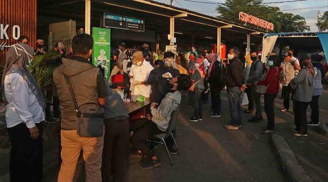 Ratusan Penumpang KRL Tes Swab Covid-19 di Stasiun Bekasi