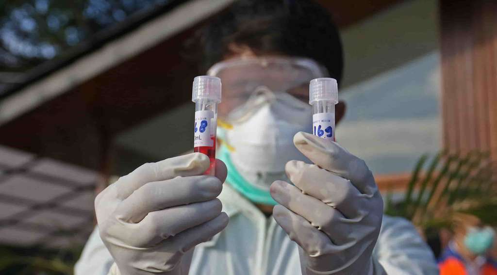 Ratusan Penumpang KRL Tes Swab Covid-19 di Stasiun Bekasi