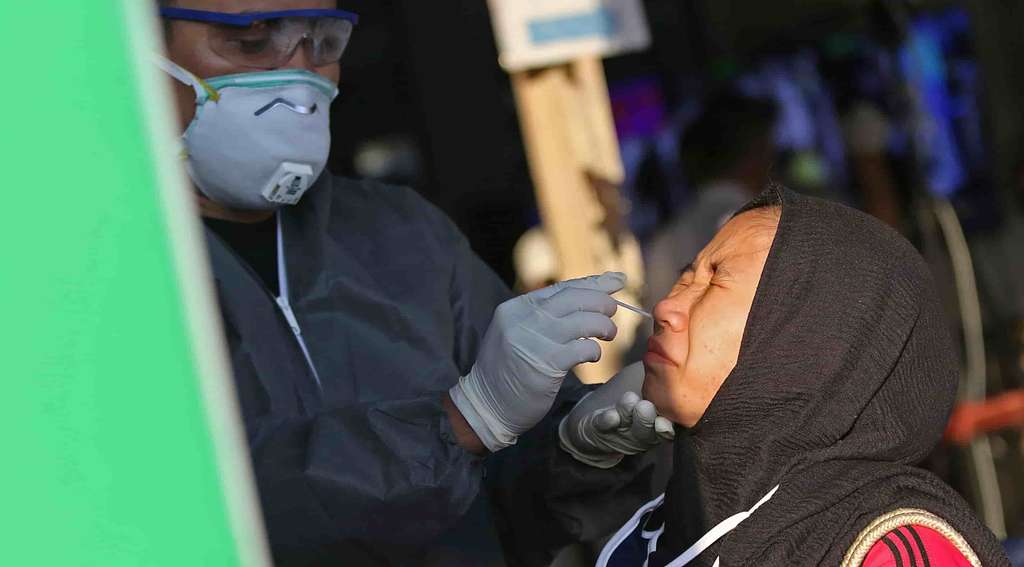 Ratusan Penumpang KRL Tes Swab Covid-19 di Stasiun Bekasi