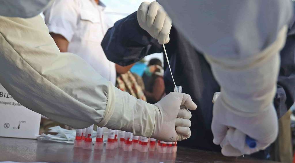 Ratusan Penumpang KRL Tes Swab Covid-19 di Stasiun Bekasi