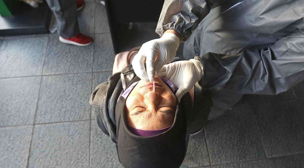 Ratusan Penumpang KRL Tes Swab Covid-19 di Stasiun Bekasi