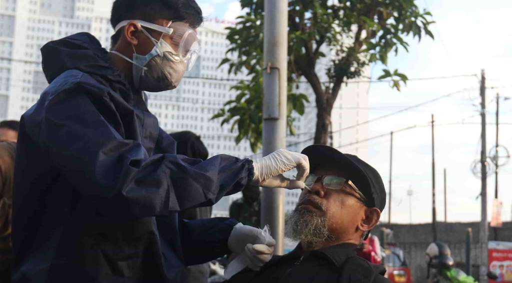 Ratusan Penumpang KRL Tes Swab Covid-19 di Stasiun Bekasi