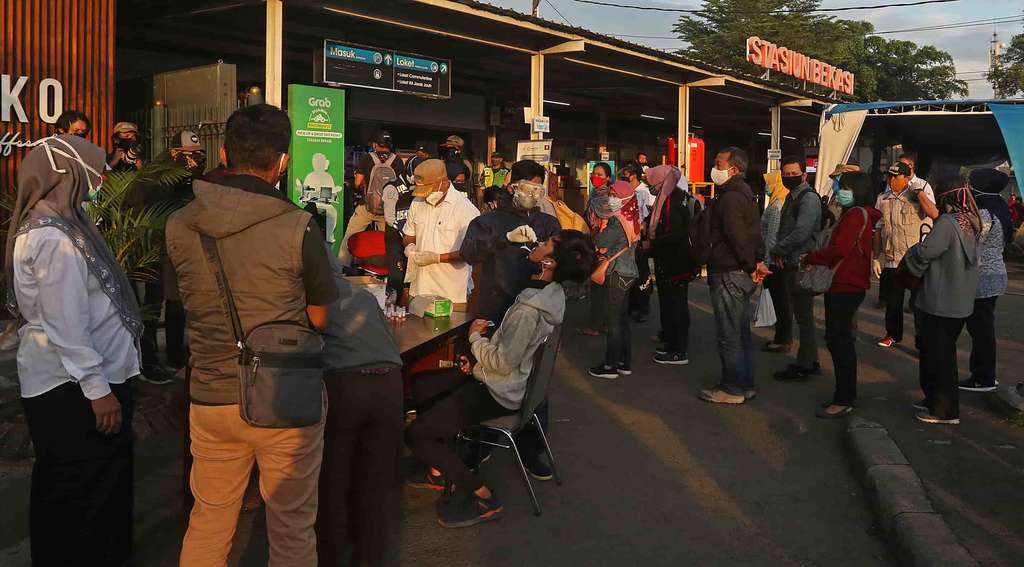 Ratusan Penumpang KRL Tes Swab Covid-19 di Stasiun Bekasi