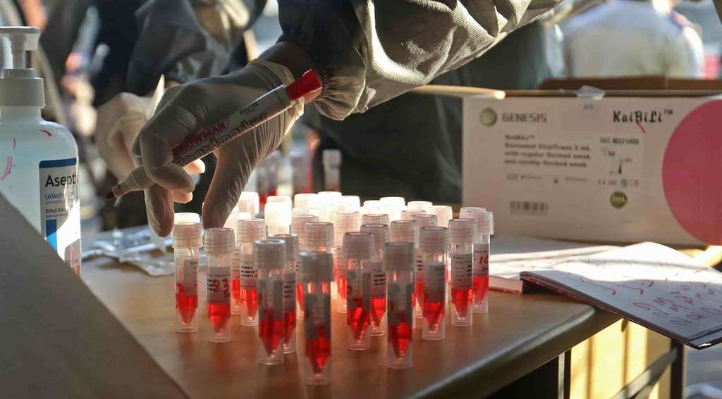 Ratusan Penumpang KRL Tes Swab Covid-19 di Stasiun Bekasi