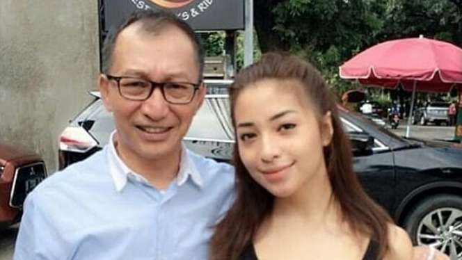 Potret Kenangan Manis Nikita Willy Bersama Mendiang Ayah
