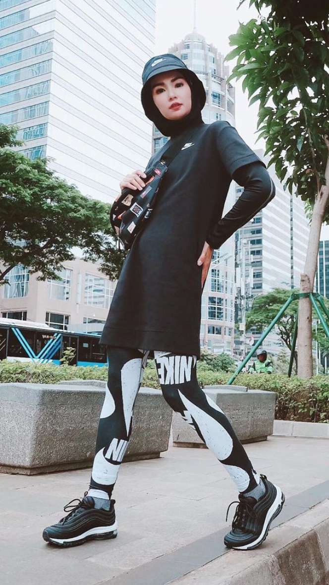 5 Inspirasi Hijab Sporty Style ala Soraya Larasati