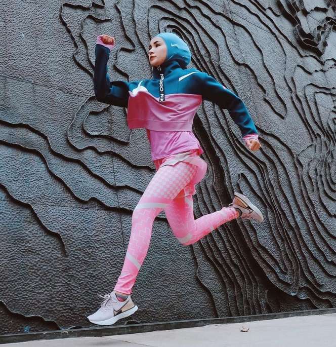 5 Inspirasi Hijab Sporty Style ala Soraya Larasati