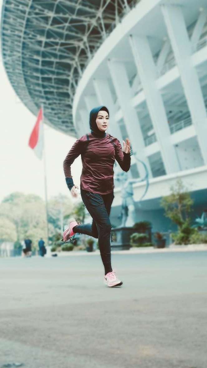 5 Inspirasi Hijab Sporty Style ala Soraya Larasati