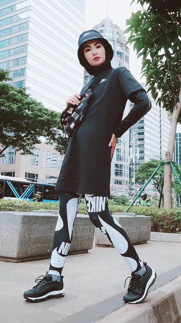5 Inspirasi Hijab Sporty Style ala Soraya Larasati