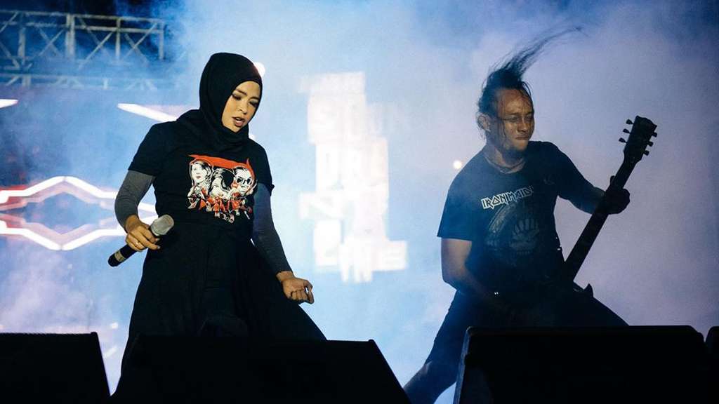 Biasa Tampil Sangar, Potret 5 Vokalis Band yang Kini Berhijab