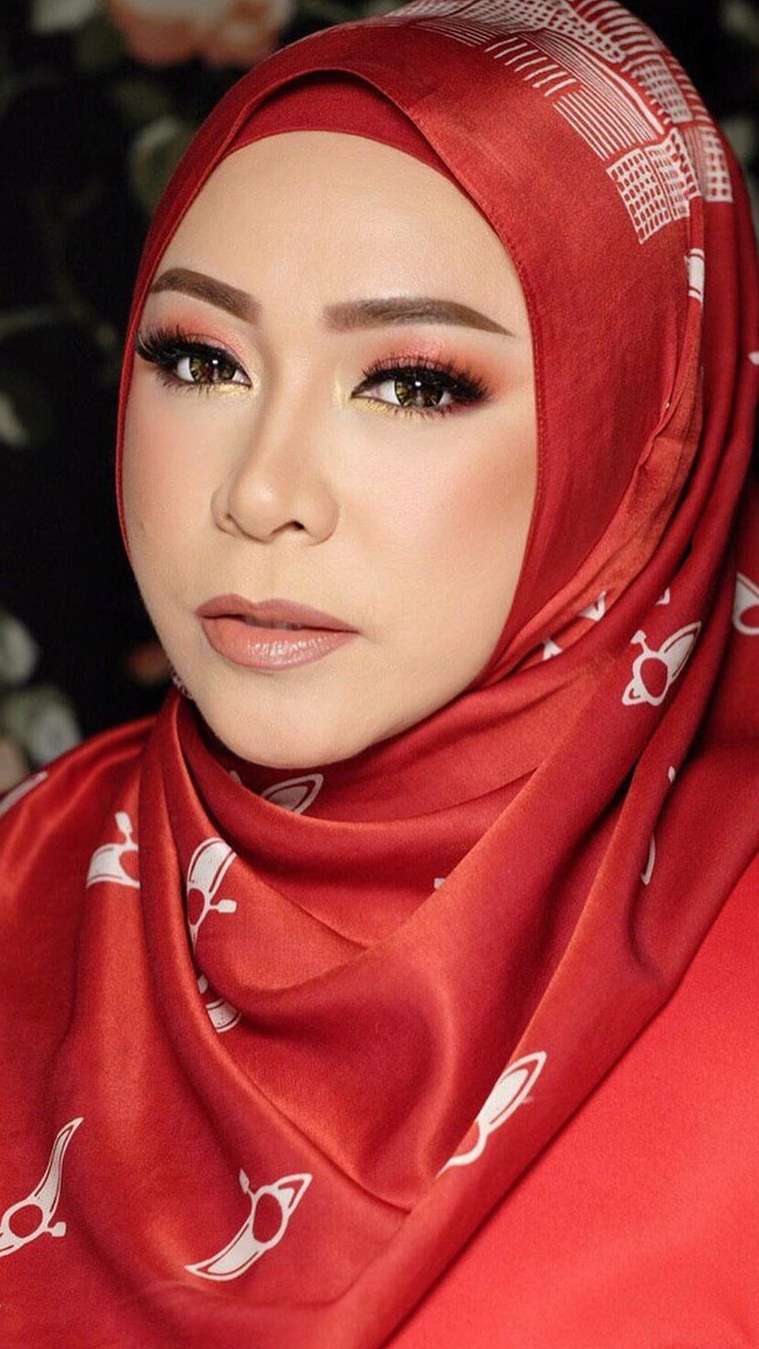 Biasa Tampil Sangar, Potret 5 Vokalis Band yang Kini Berhijab