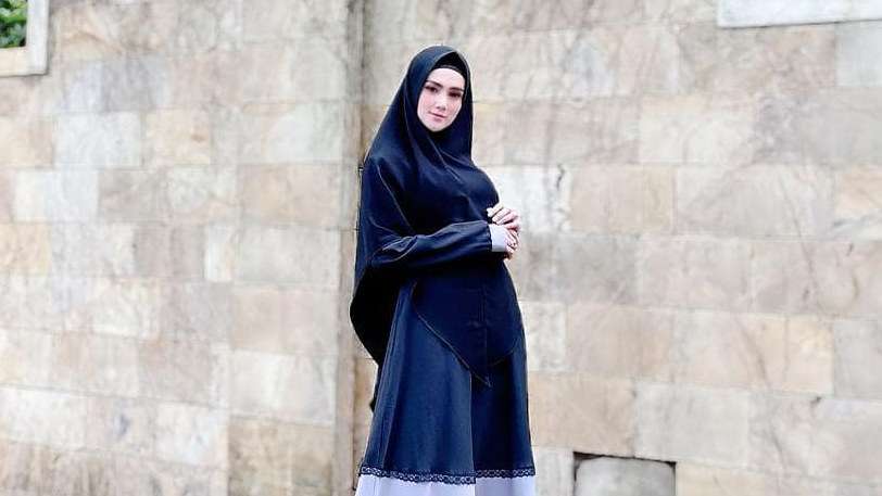 Biasa Tampil Sangar, Potret 5 Vokalis Band yang Kini Berhijab