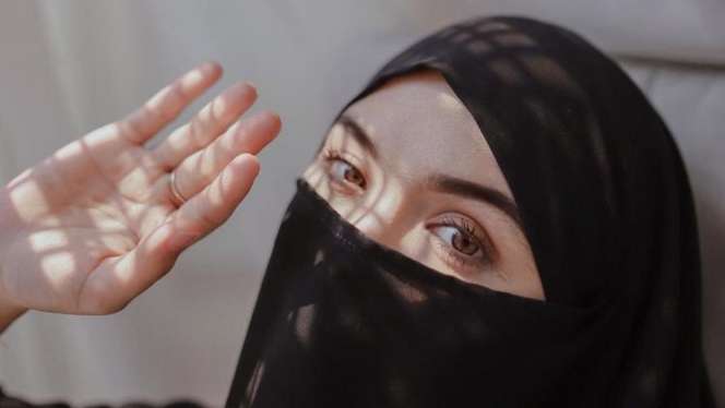 Tetap Mempesona, 5 Potret Cantik Selebriti Saat Bercadar
