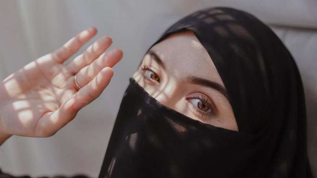 Tetap Mempesona, 5 Potret Cantik Selebriti Saat Bercadar