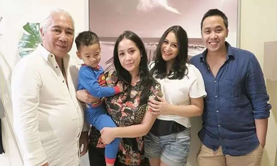 Jarang Terekspose, 5 Potret Terkini Gideon Tengker Ayah Nagita