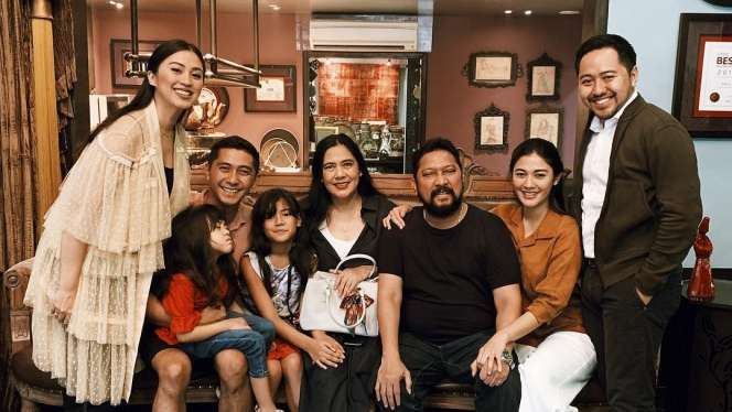 Naysilla Mirdad Mau Jadi Mualaf, 5 Potret Mesra dengan Kekasih