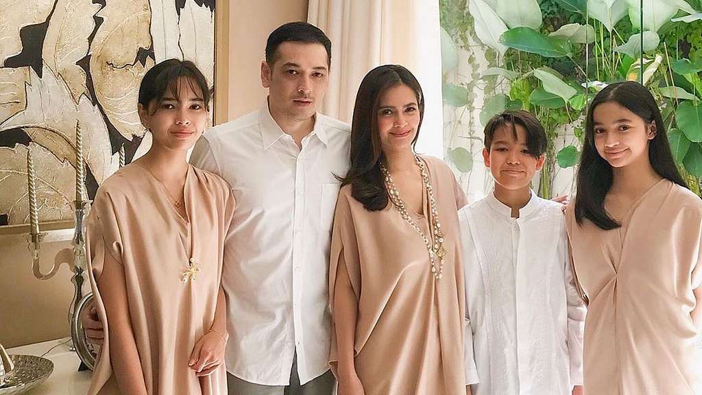 7 Tahun Sendiri, Ini Momen Hangat Lebaran Cut Tari dan Suami
