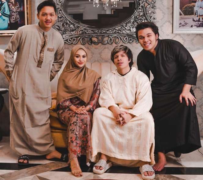 Lebaran dengan Orang Tersayang, 5 Gaya Hijab Aurel Hermansyah
