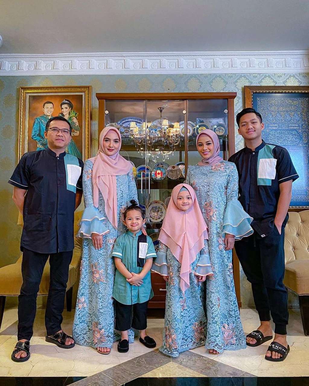 Lebaran dengan Orang Tersayang, 5 Gaya Hijab Aurel Hermansyah