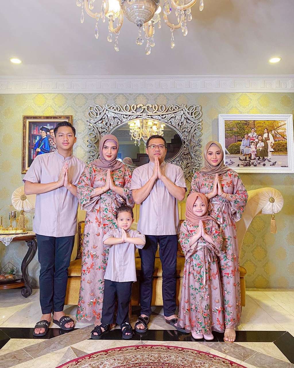 Lebaran dengan Orang Tersayang, 5 Gaya Hijab Aurel Hermansyah