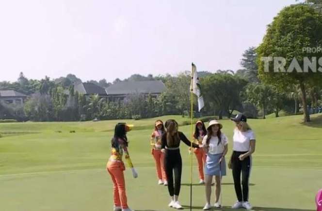 Penampilan 5 Seleb Kece Main Golf, Zaskia Gotik Paling Disorot