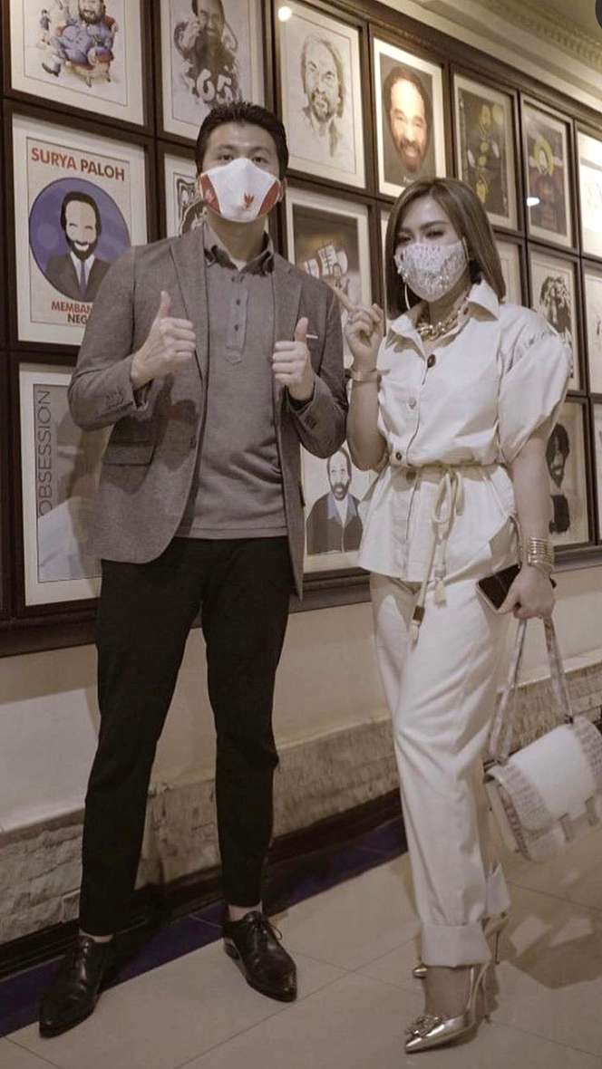 Penampilan Nyentrik Syahrini, Tas Rp2 M Hingga Masker Mutiara