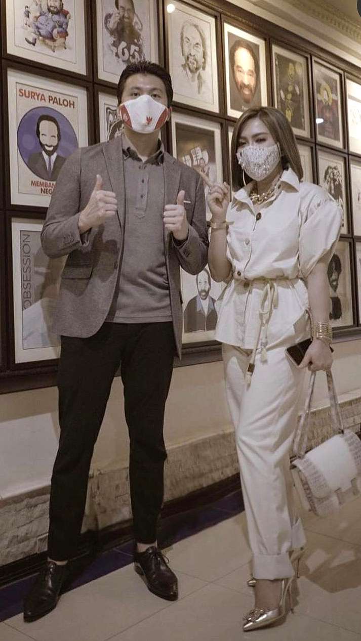 Penampilan Nyentrik Syahrini, Tas Rp2 M Hingga Masker Mutiara