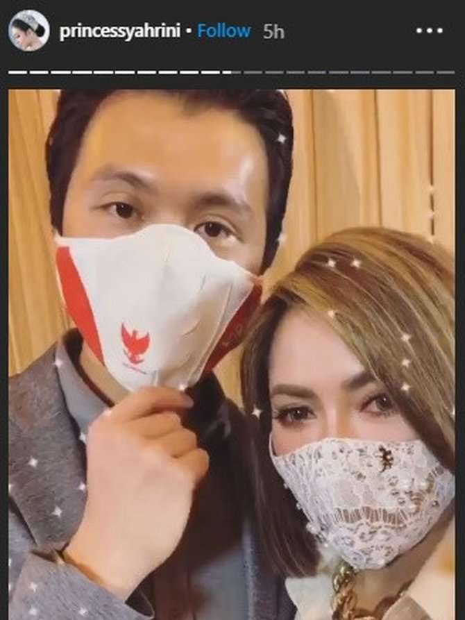 Penampilan Nyentrik Syahrini, Tas Rp2 M Hingga Masker Mutiara