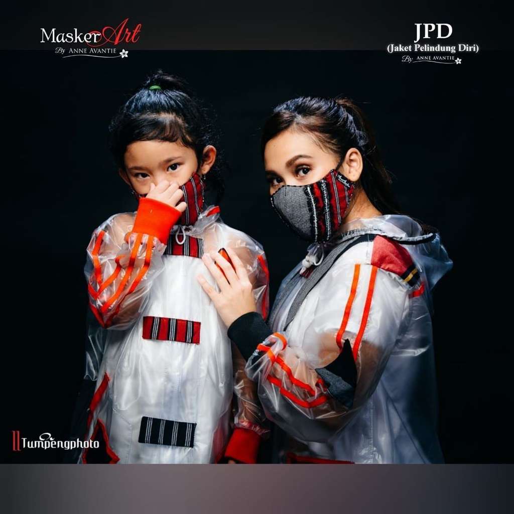 Gaya Ayu Ting Ting Pakai Jaket Pelindung Diri  Anne Avantie