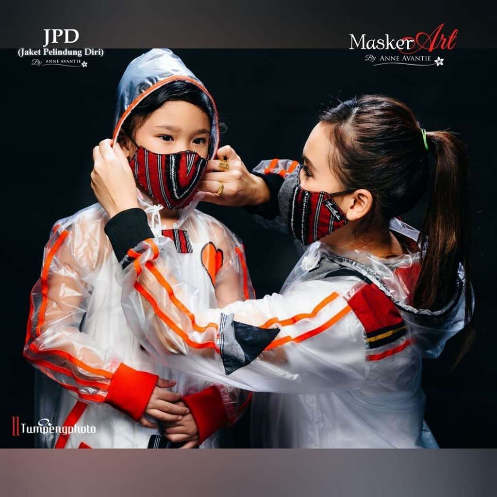 Gaya Ayu Ting Ting Pakai Jaket Pelindung Diri  Anne Avantie