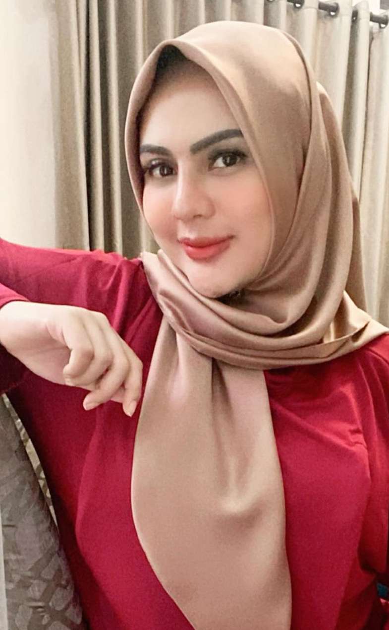 Tak Lagi Seksi, 5 Potret Anggita Sari Berhijab Usai Melahirkan