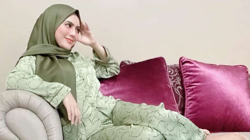 Tak Lagi Seksi, 5 Potret Anggita Sari Berhijab Usai Melahirkan