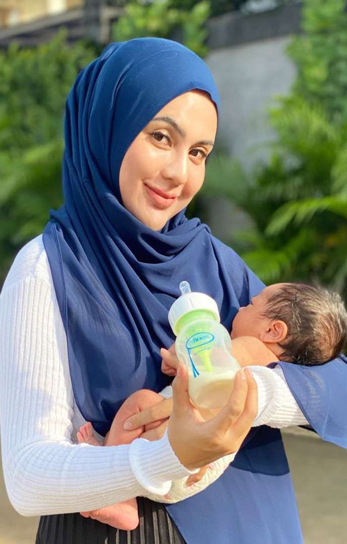 Tak Lagi Seksi, 5 Potret Anggita Sari Berhijab Usai Melahirkan
