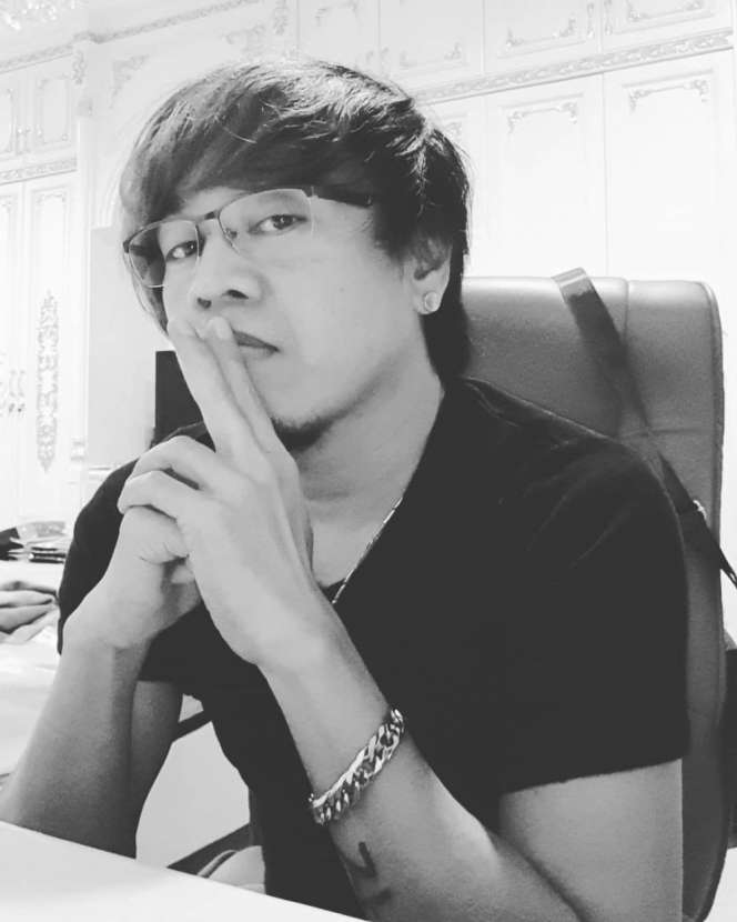 Pangling Banget! 5 Potret Ian Kasela Tanpa Kacamata Hitam