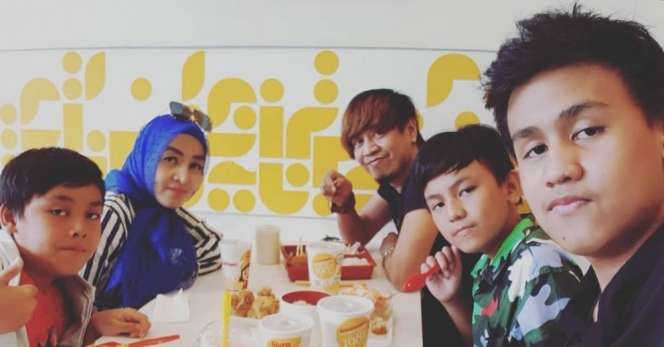 Pangling Banget! 5 Potret Ian Kasela Tanpa Kacamata Hitam