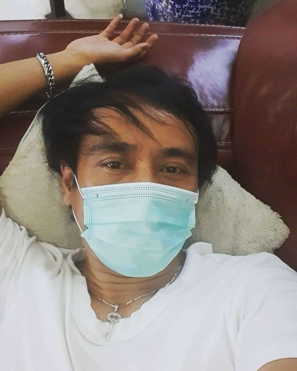 Pangling Banget! 5 Potret Ian Kasela Tanpa Kacamata Hitam