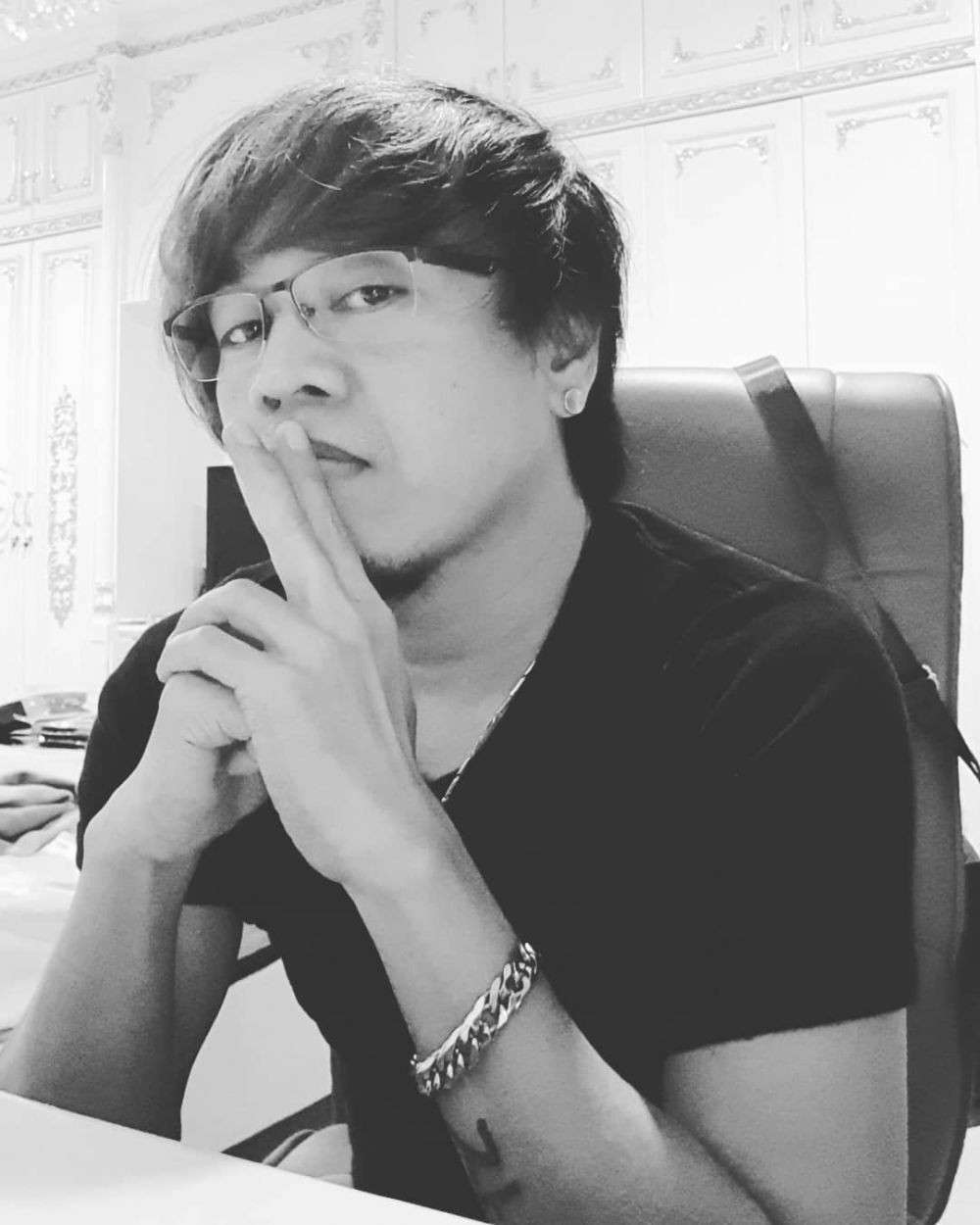 Pangling Banget! 5 Potret Ian Kasela Tanpa Kacamata Hitam