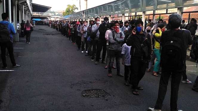 Hari Pertama PSBB Transisi, Antrean Panjang di Stasiun Kereta