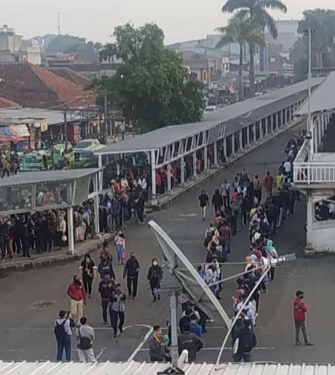Hari Pertama PSBB Transisi, Antrean Panjang di Stasiun Kereta