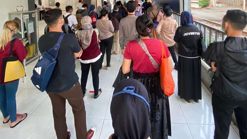 Hari Pertama PSBB Transisi, Antrean Panjang di Stasiun Kereta