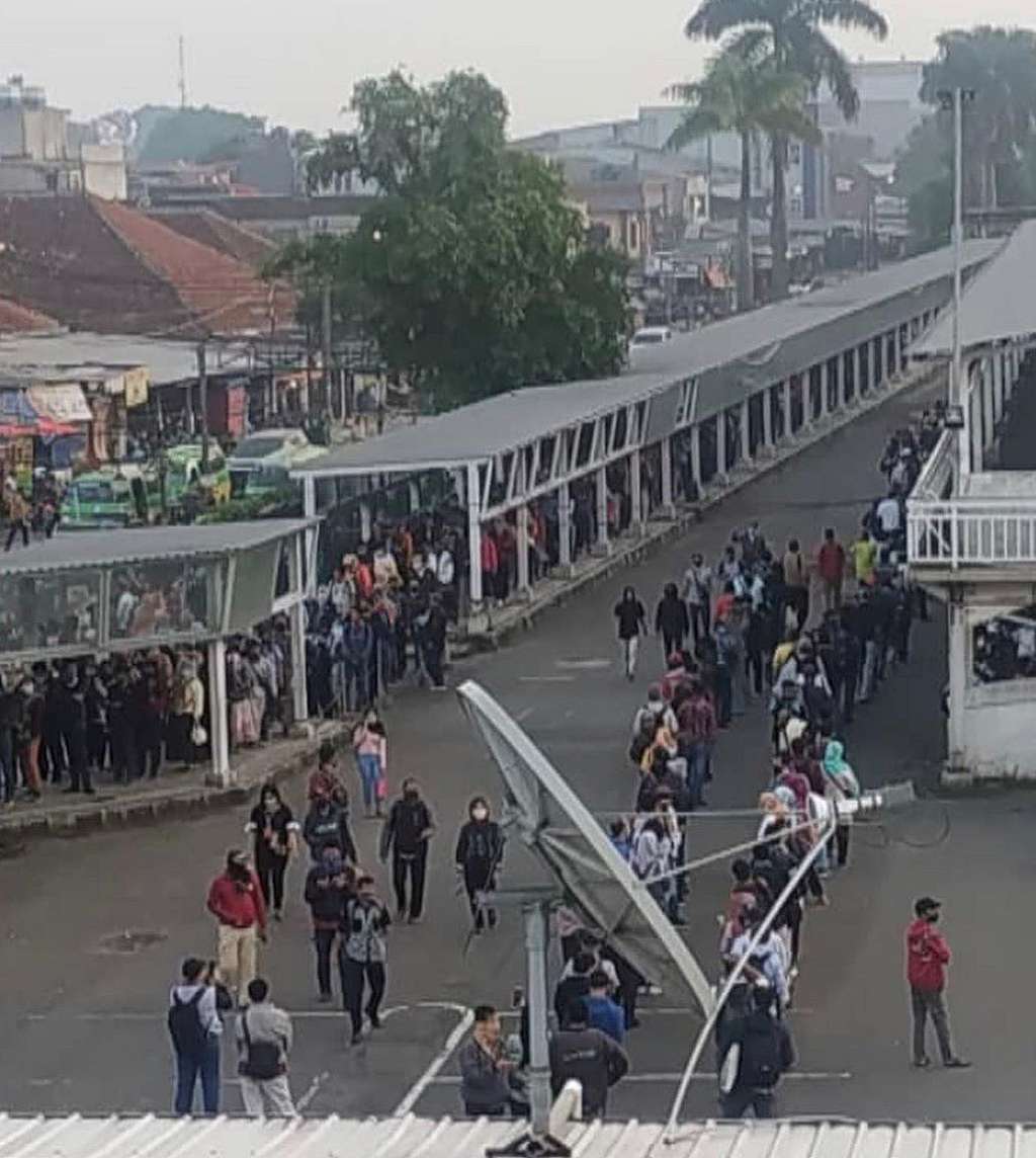 Hari Pertama PSBB Transisi, Antrean Panjang di Stasiun Kereta