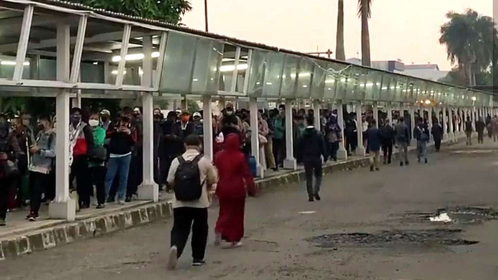 Hari Pertama PSBB Transisi, Antrean Panjang di Stasiun Kereta