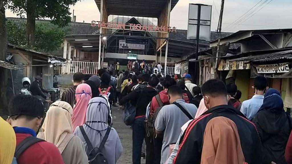 Hari Pertama PSBB Transisi, Antrean Panjang di Stasiun Kereta