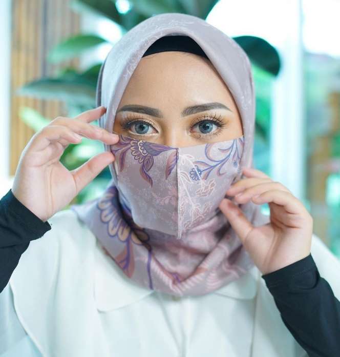 Modis di New Normal, 5 Gaya Hijab & Masker Kain ala Selebgram
