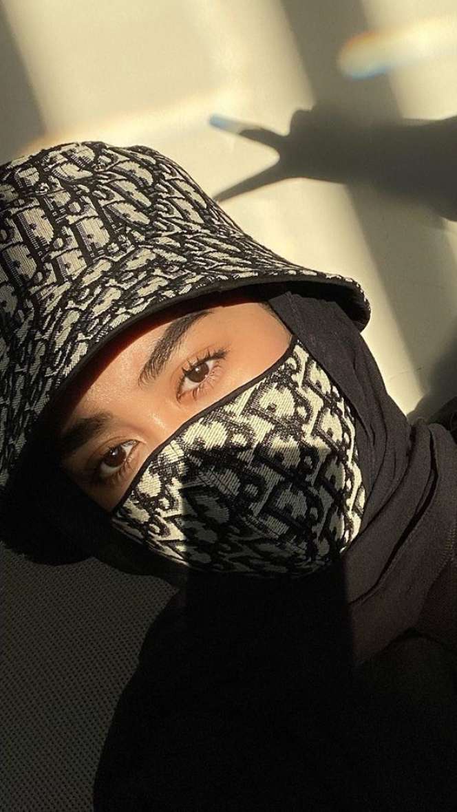 Modis di New Normal, 5 Gaya Hijab & Masker Kain ala Selebgram