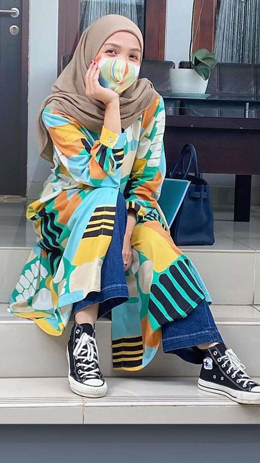 Modis di New Normal, 5 Gaya Hijab & Masker Kain ala Selebgram
